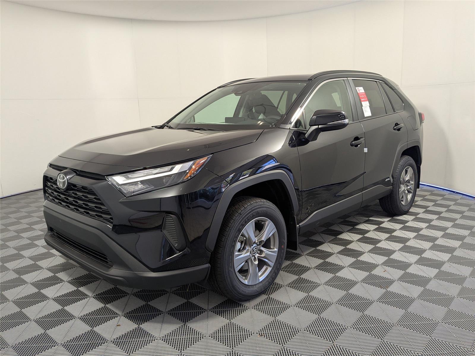 2025 Toyota RAV4 XLE's photo