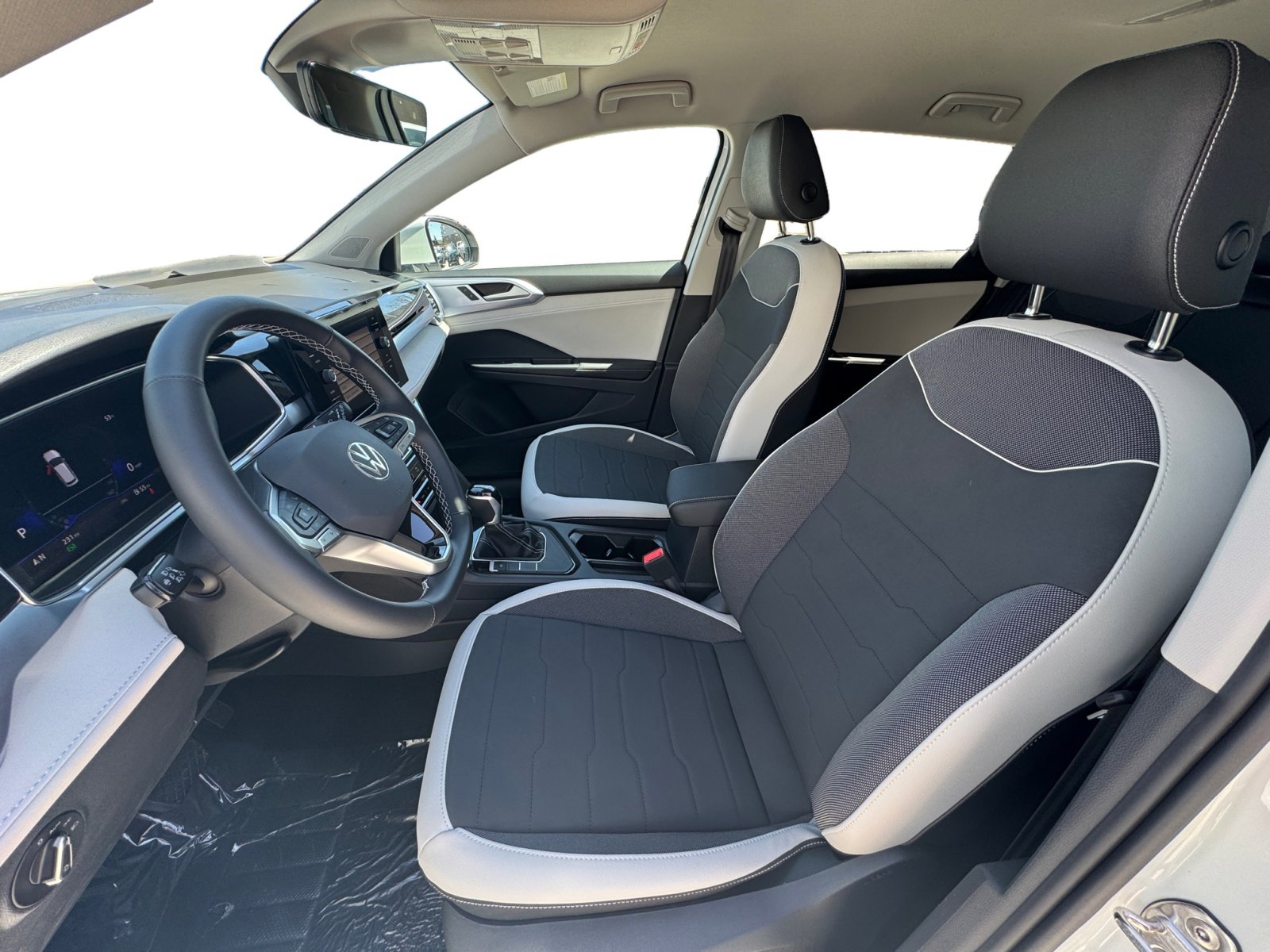 2025 Volkswagen Taos SE photo 2