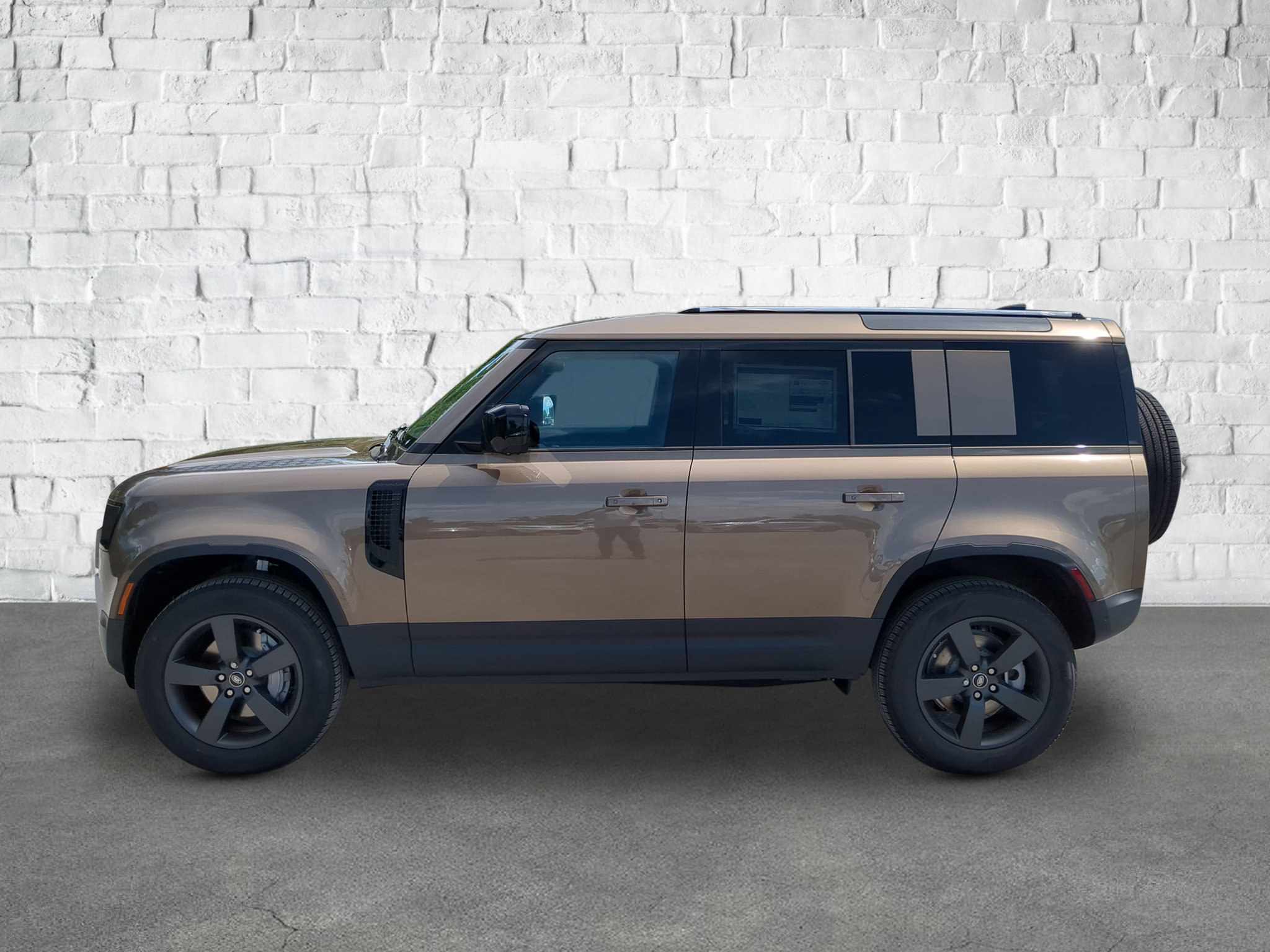 2025 Land Rover Defender 110 S photo 3
