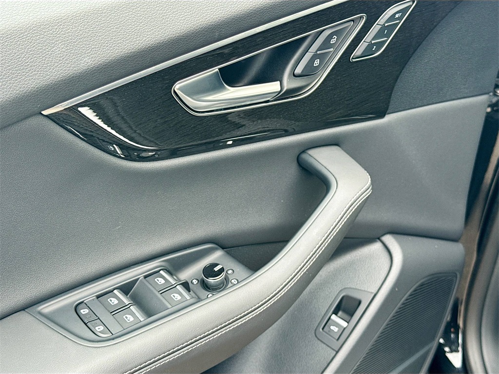 2025 Audi Q8 55 Premium Plus photo 15