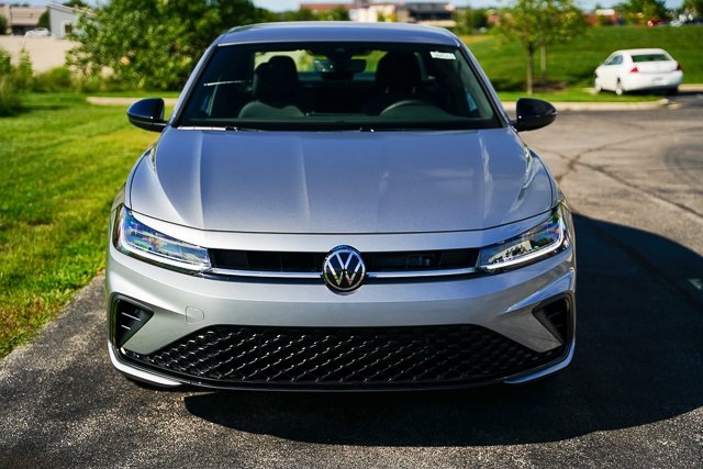 2025 Volkswagen Jetta 1.5T Sport photo 2