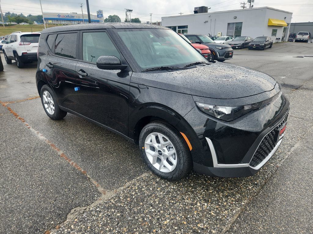2025 Kia Soul LX's photo