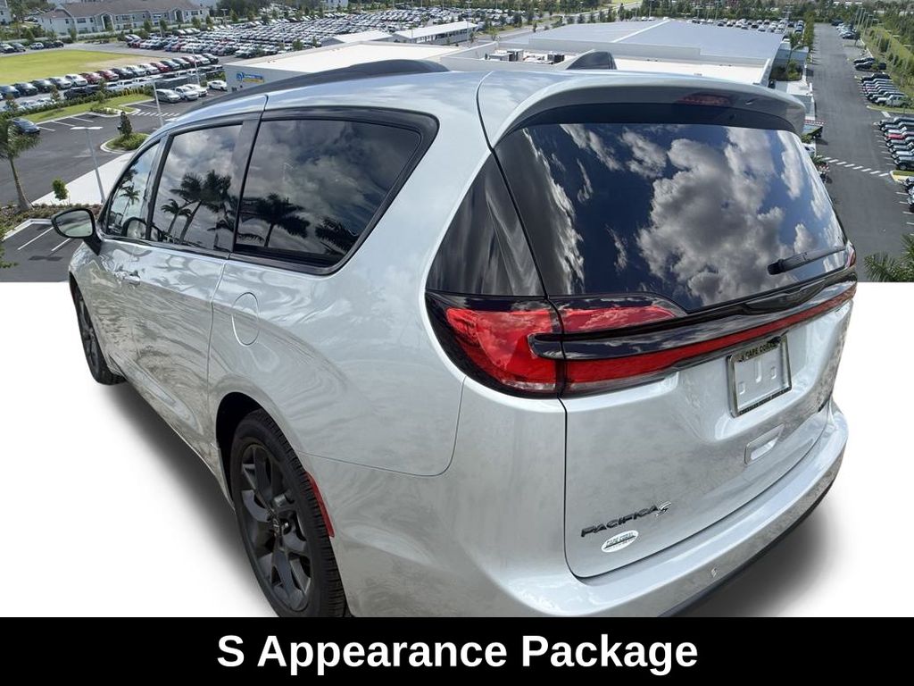 2026 Chrysler Pacifica Limited photo 5