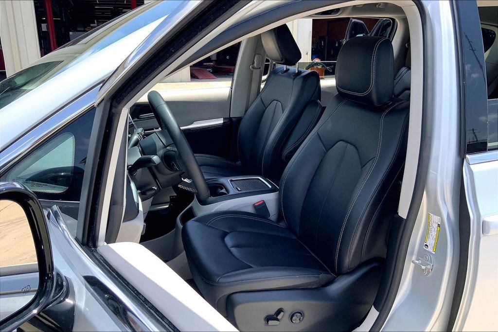 2024 Chrysler Pacifica Touring L photo 18