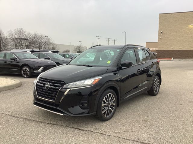 2021 Nissan Kicks SR's photo
