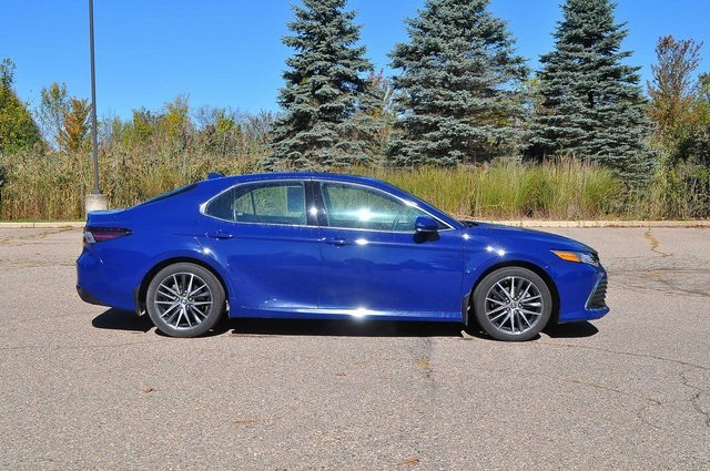 2023 Toyota Camry Hybrid XLE photo 2