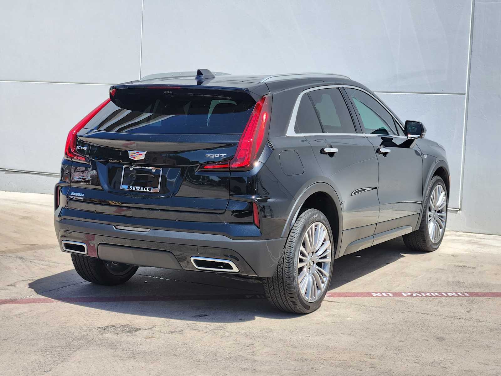 2025 Cadillac XT4 Premium Luxury photo 3