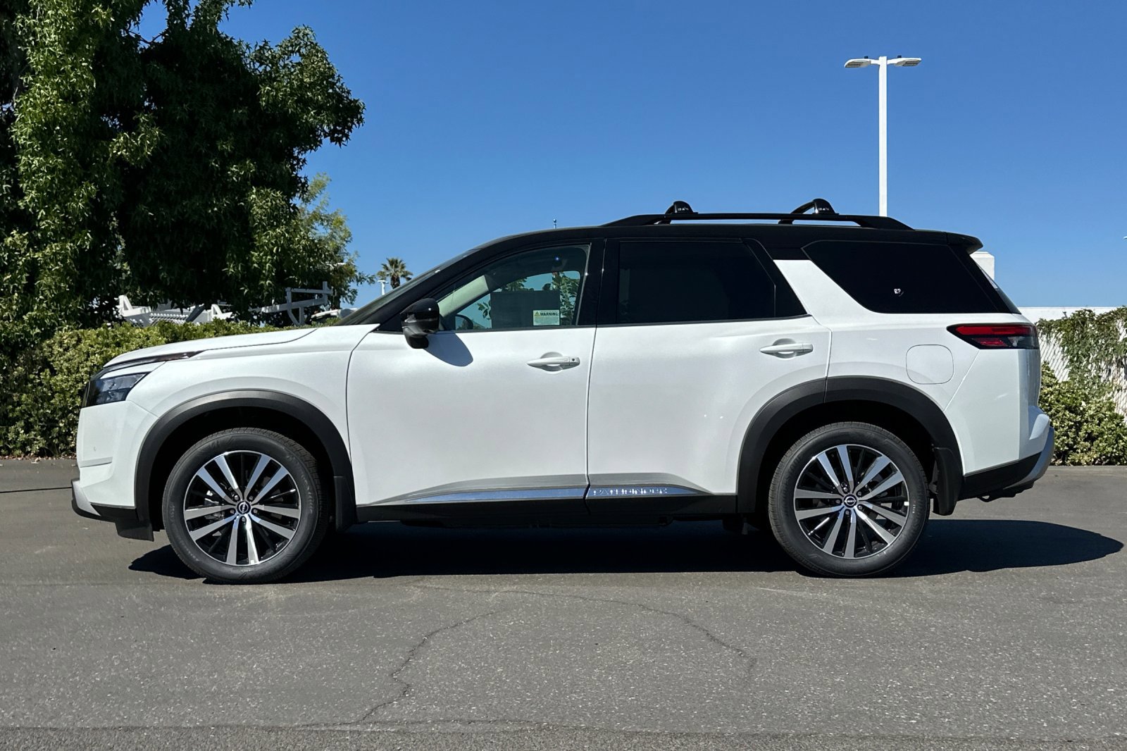 2025 Nissan Pathfinder Platinum photo 7