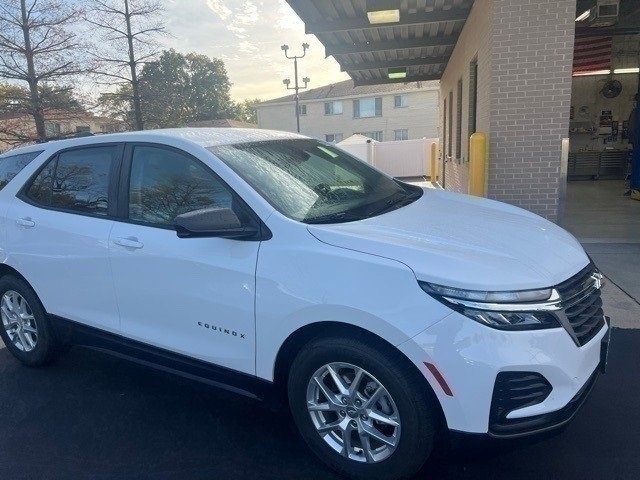 2022 Chevrolet Equinox LS photo 3