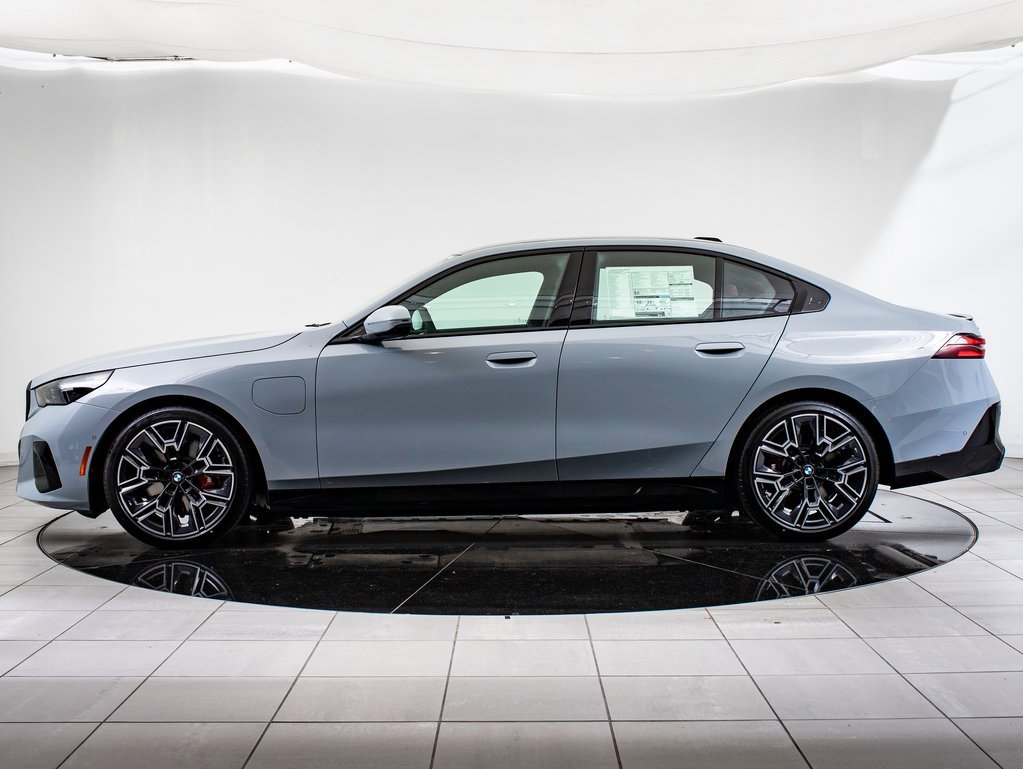 2026 Bmw 550e 550e xDrive photo 4