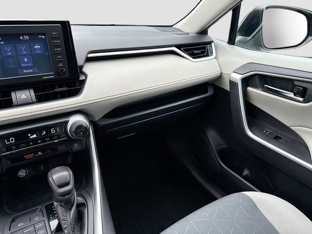 2020 Toyota RAV4 XLE photo 17