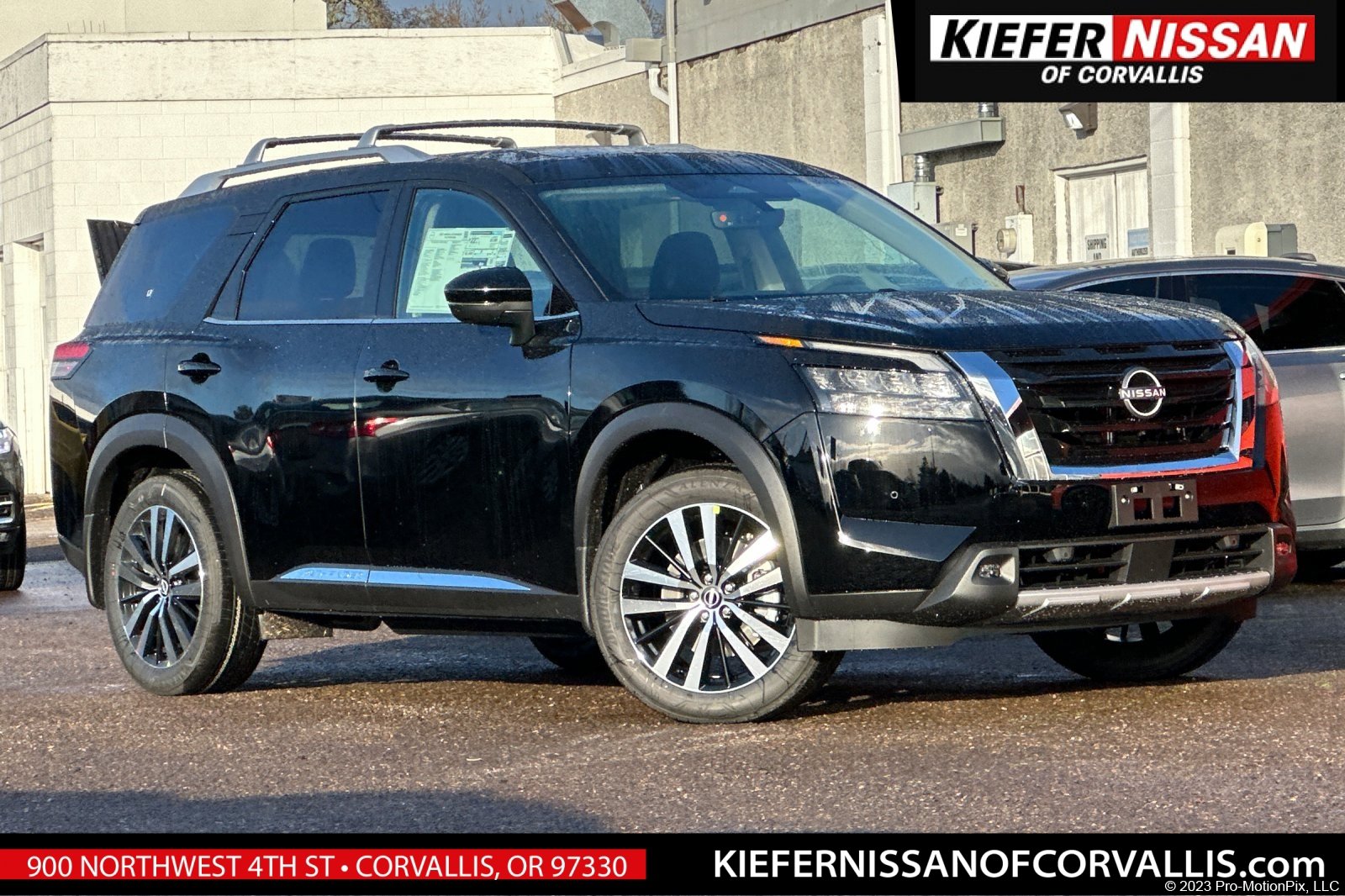 2025 Nissan Pathfinder Platinum's photo