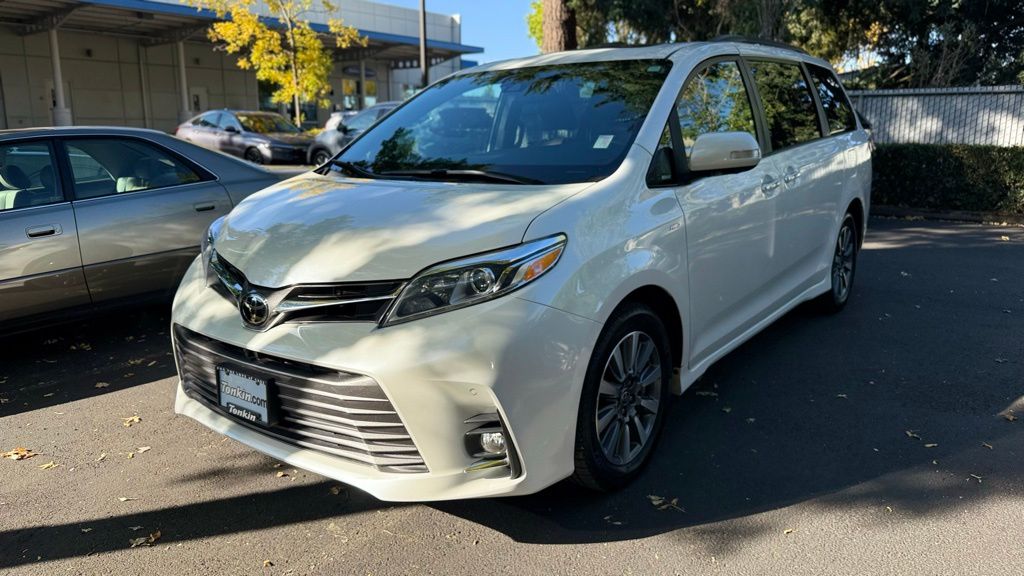 2020 Toyota Sienna Limited Premium photo 2