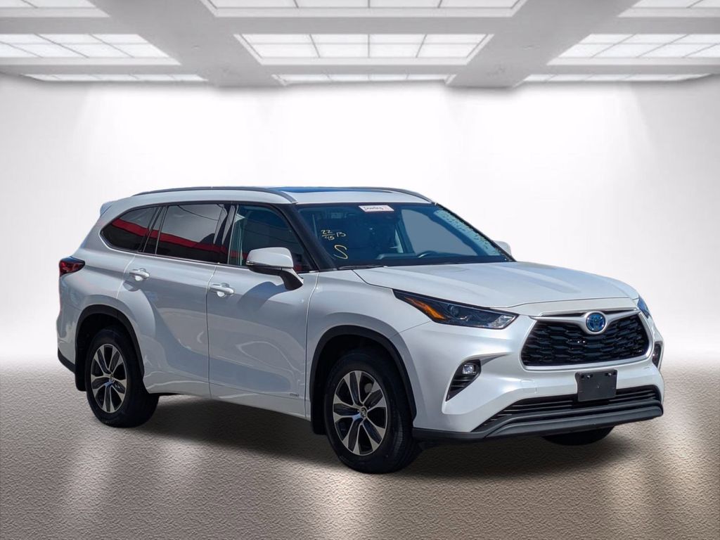 2022 Toyota Highlander XLE's photo