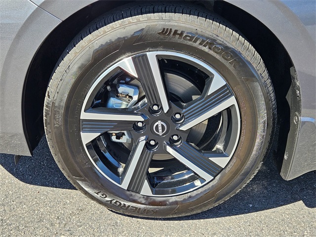 2025 Nissan Sentra SV photo 9