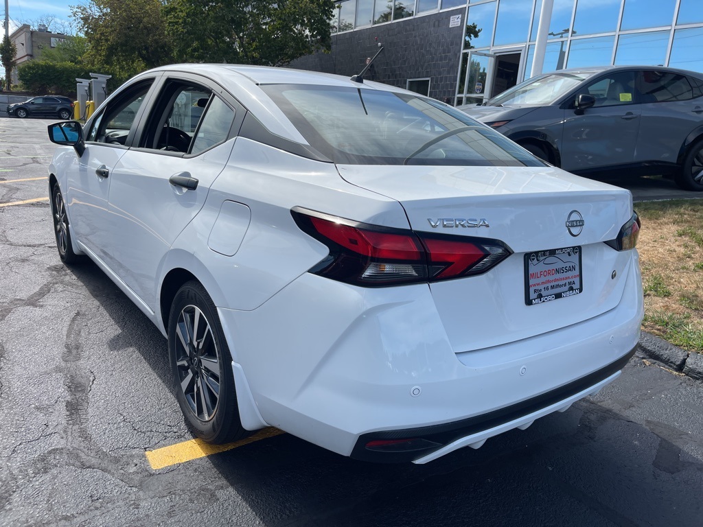 2024 Nissan Versa 1.6 S photo 2