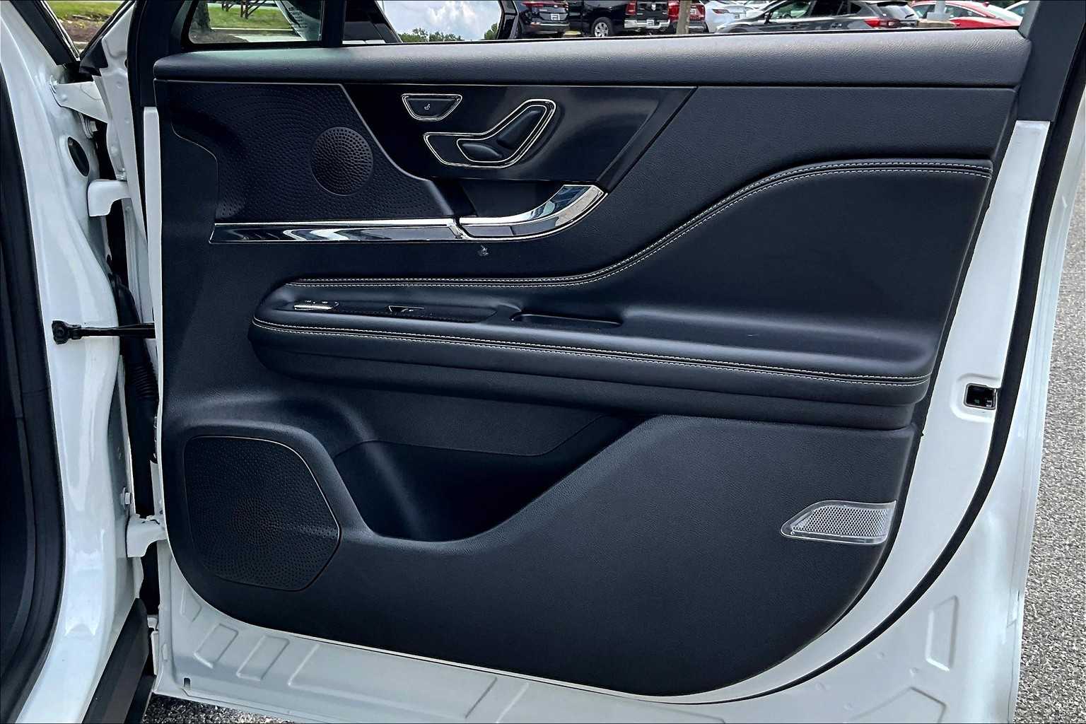 2023 Lincoln Corsair Standard photo 19