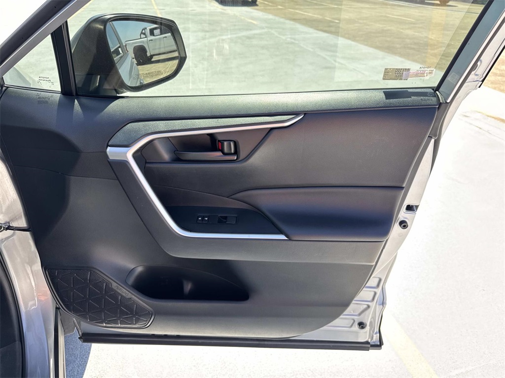 2023 Toyota RAV4 LE photo 12