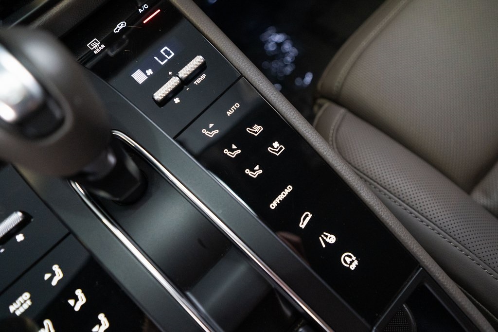 2025 Porsche Macan Base photo 24