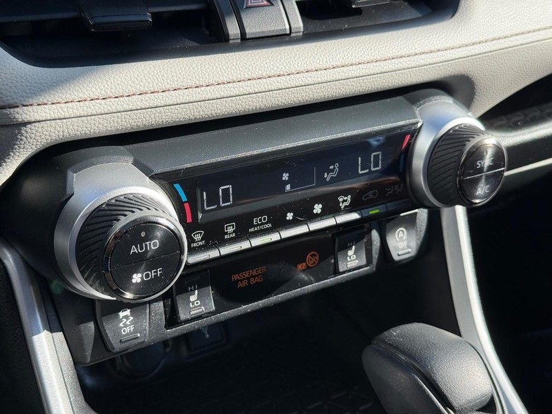 2022 Toyota RAV4 XLE photo 25
