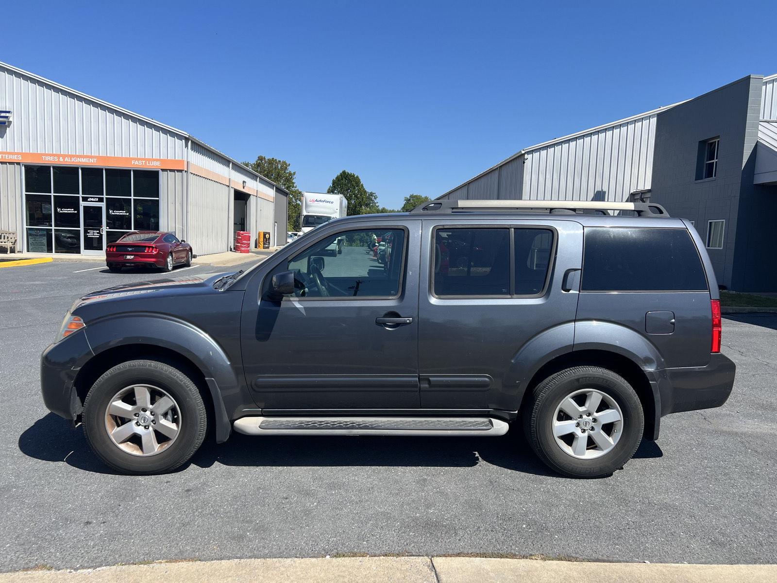 2010 Nissan Pathfinder SE photo 6