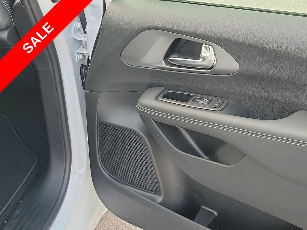 2025 Chrysler Pacifica photo 40