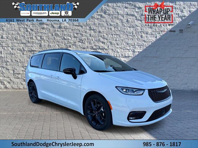 2026 Chrysler Pacifica Select's photo