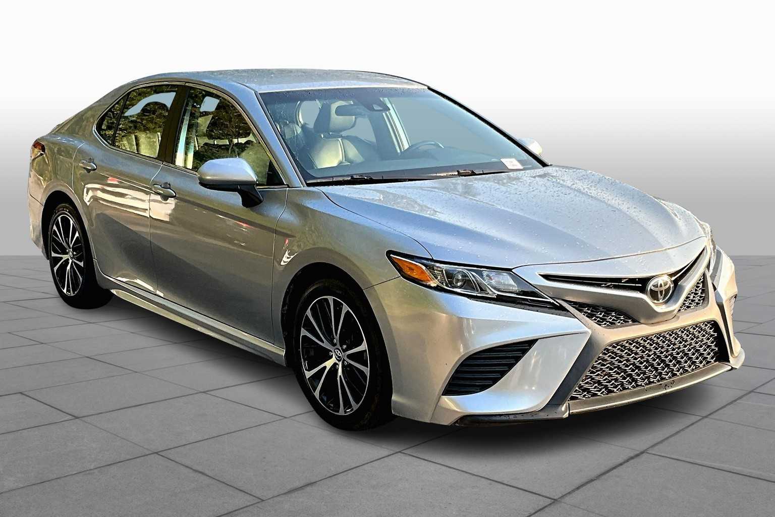2019 Toyota Camry SE photo 2