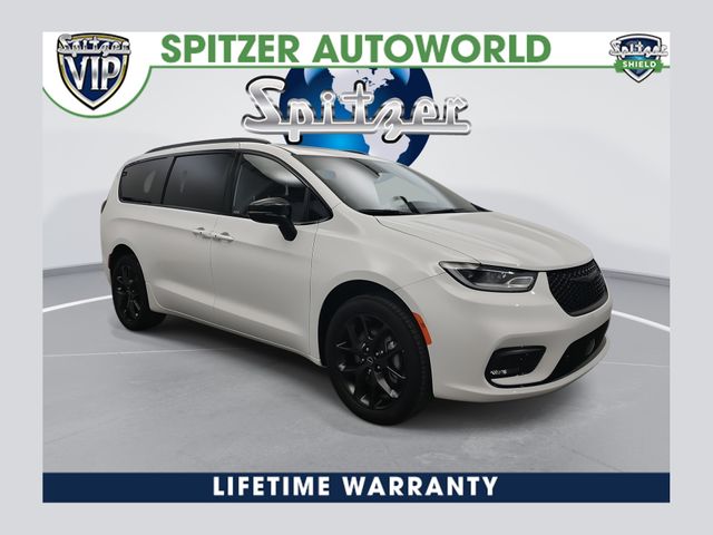 2026 Chrysler Pacifica Limited's photo