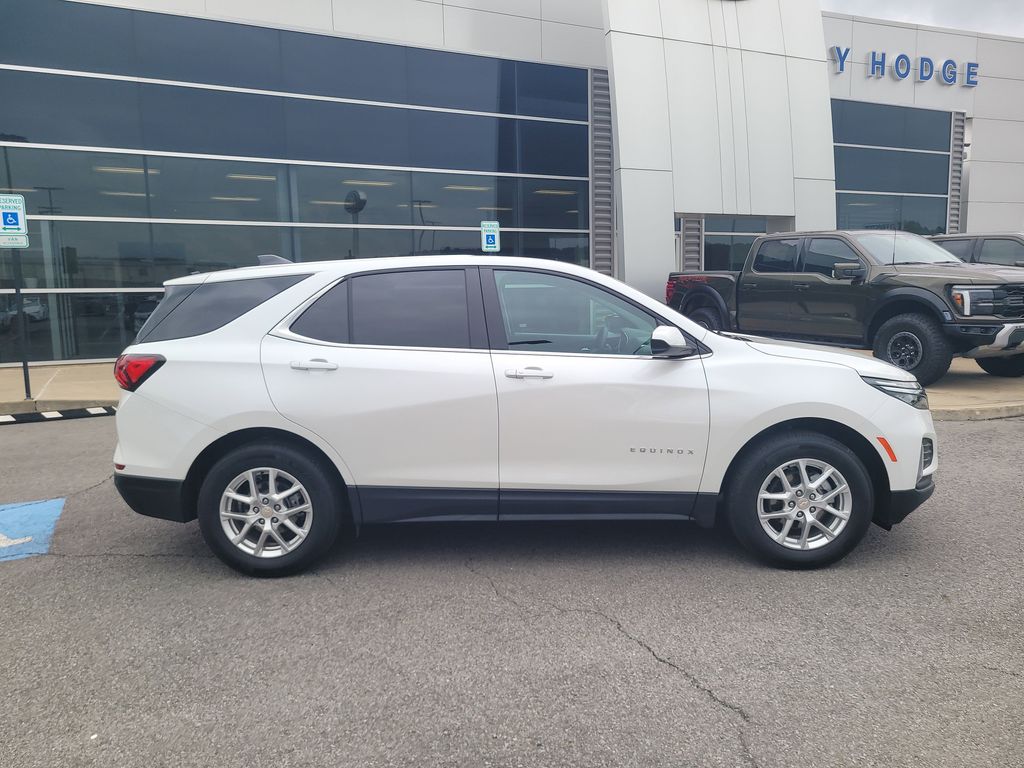 2024 Chevrolet Equinox LT photo 2