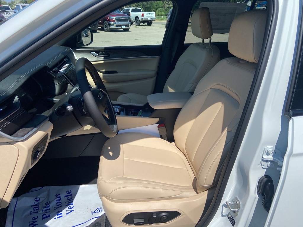 2025 Jeep Grand Cherokee Limited photo 13