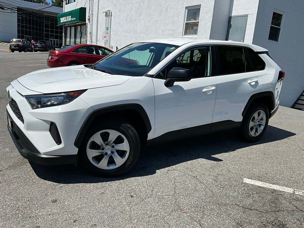 2022 Toyota RAV4 LE's photo