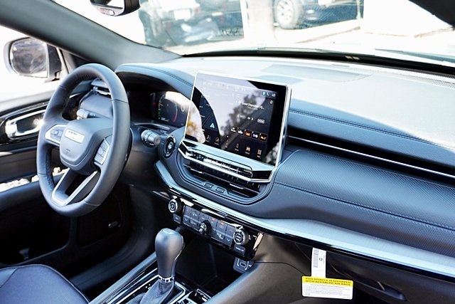 New 2025 Silver Zynith Metallic Clear-Coat Exterior Paint Jeep Limited image 12