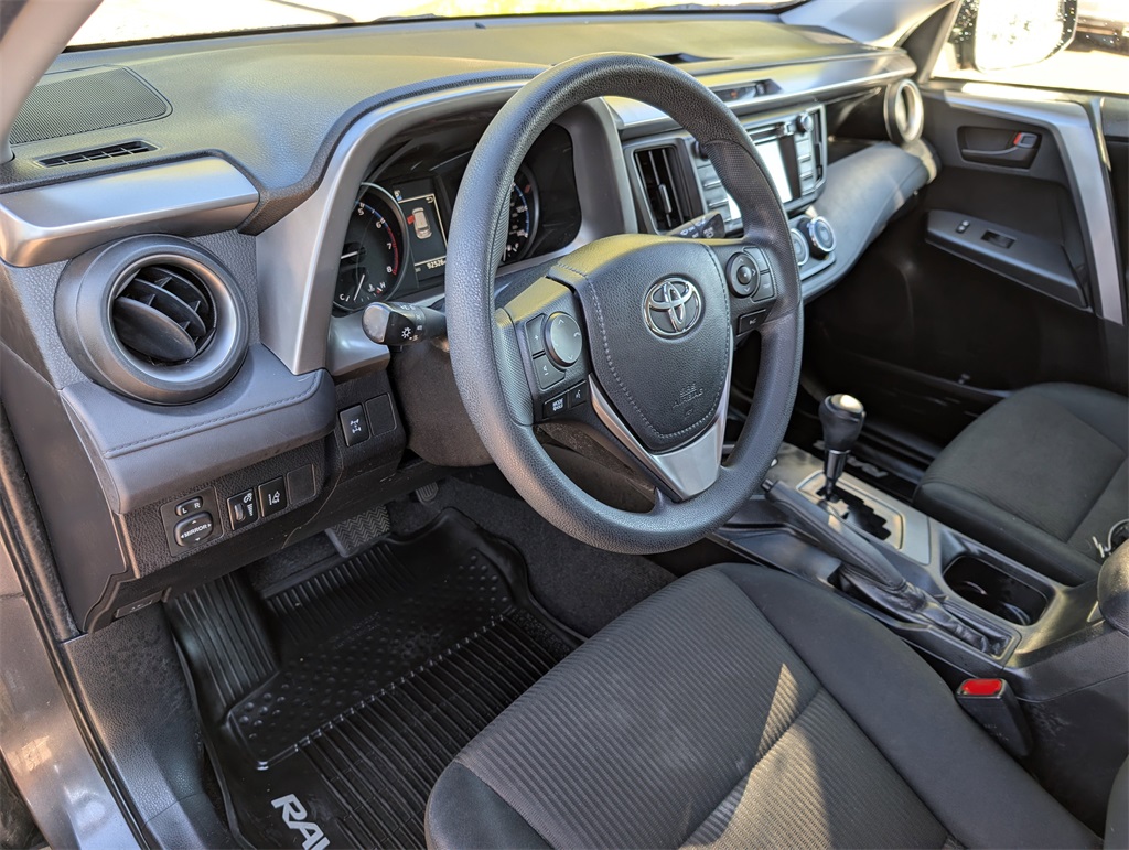 2017 Toyota RAV4 LE photo 9