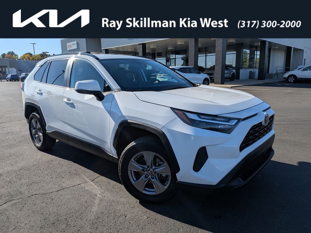 2024 Toyota RAV4 XLE's photo