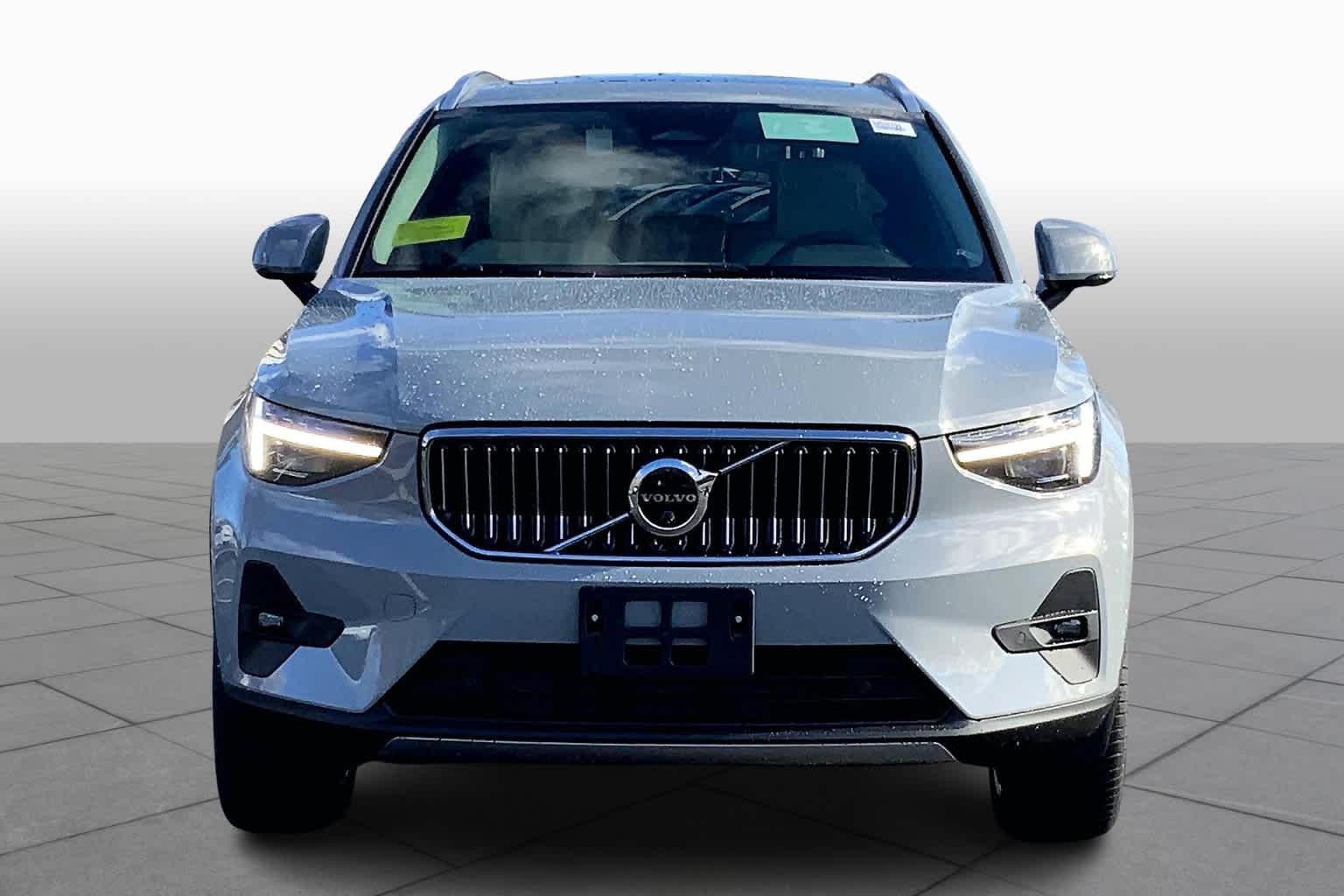2025 Volvo XC40 Plus photo 2