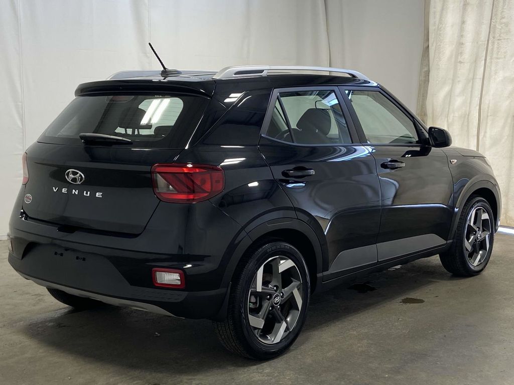 2023 Hyundai Venue SEL photo 3