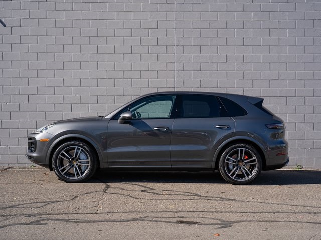 2022 Porsche Cayenne Turbo photo 2
