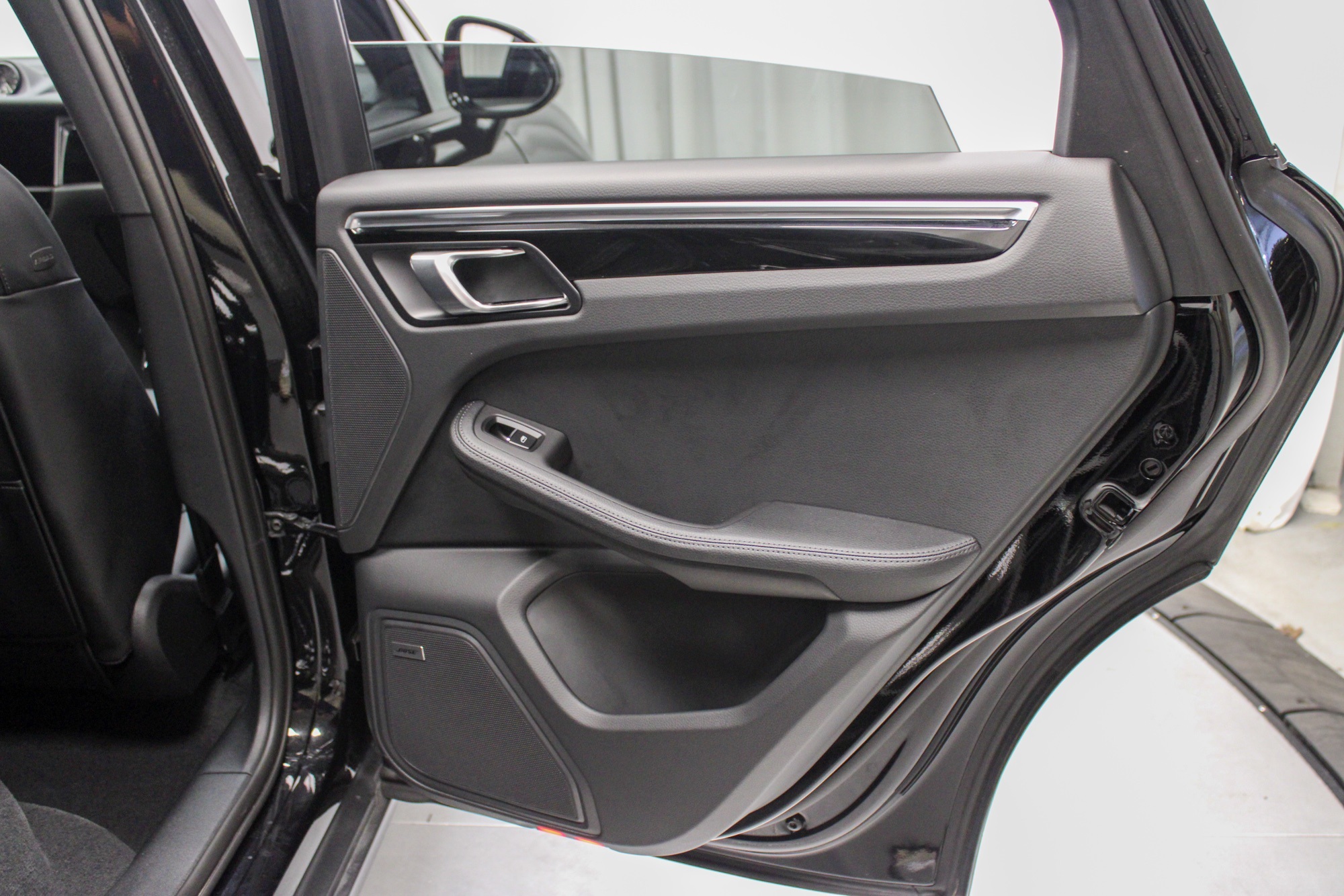 2025 Porsche Macan Base photo 25