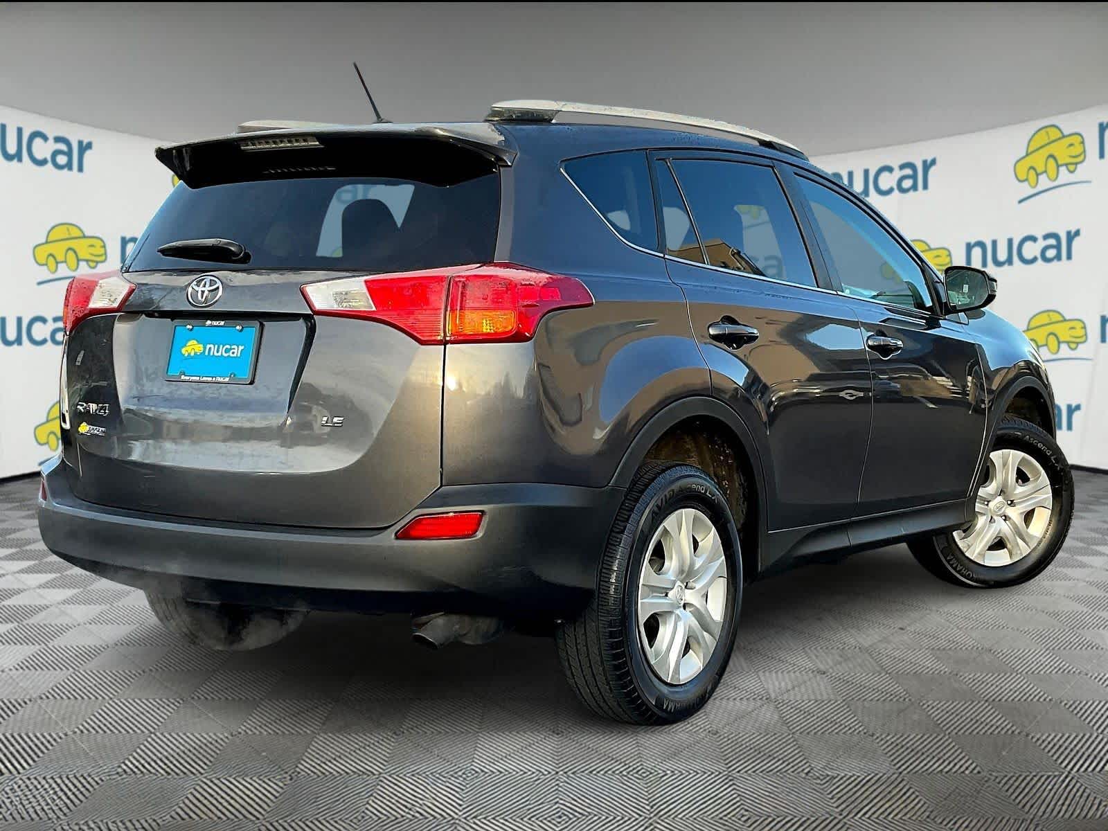 2015 Toyota RAV4 LE photo 4