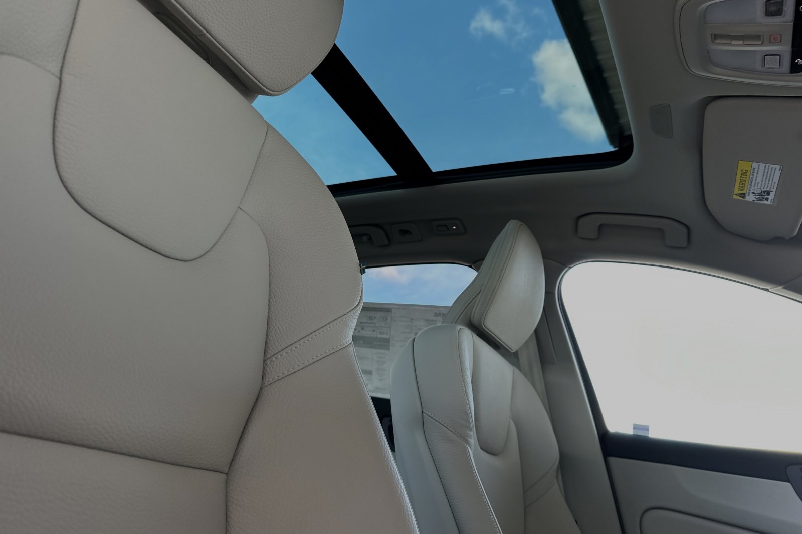 2025 Volvo XC60 Plus photo 13