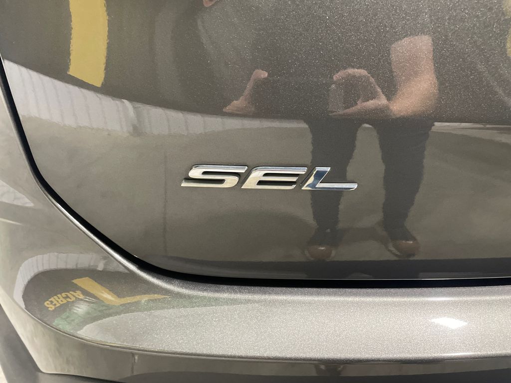 2023 Ford Edge SEL photo 3