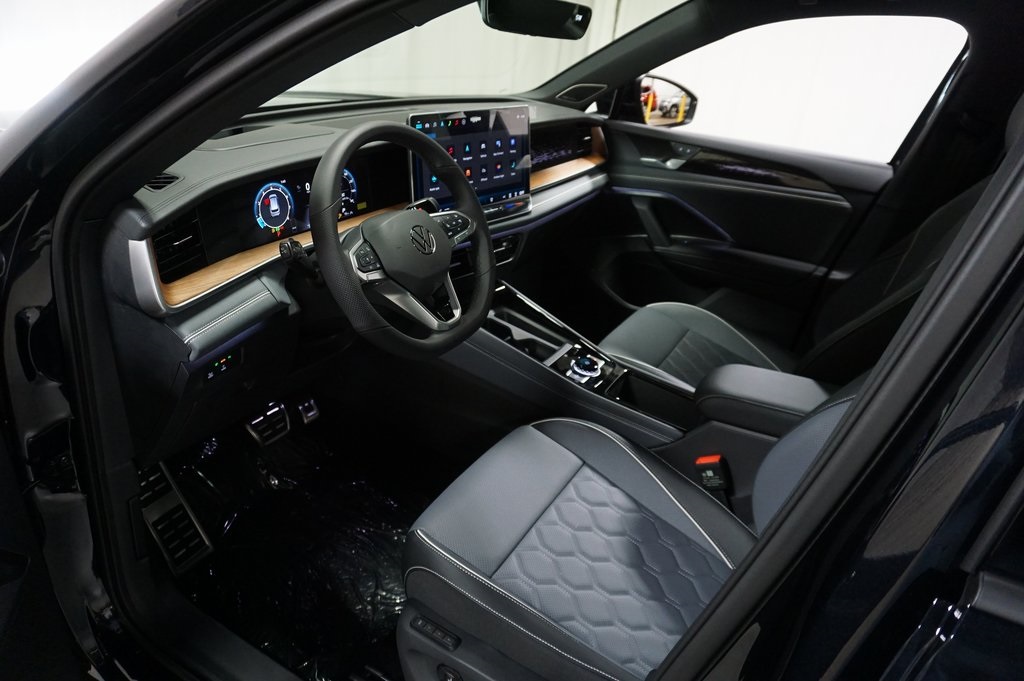 2025 Volkswagen Tiguan SEL R-Line Black photo 6