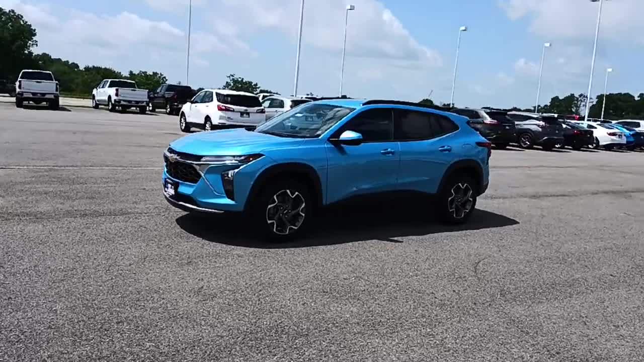 2025 Chevrolet Trax LT photo 4
