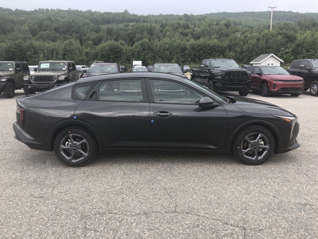 2025 Kia K4 LXS photo 2