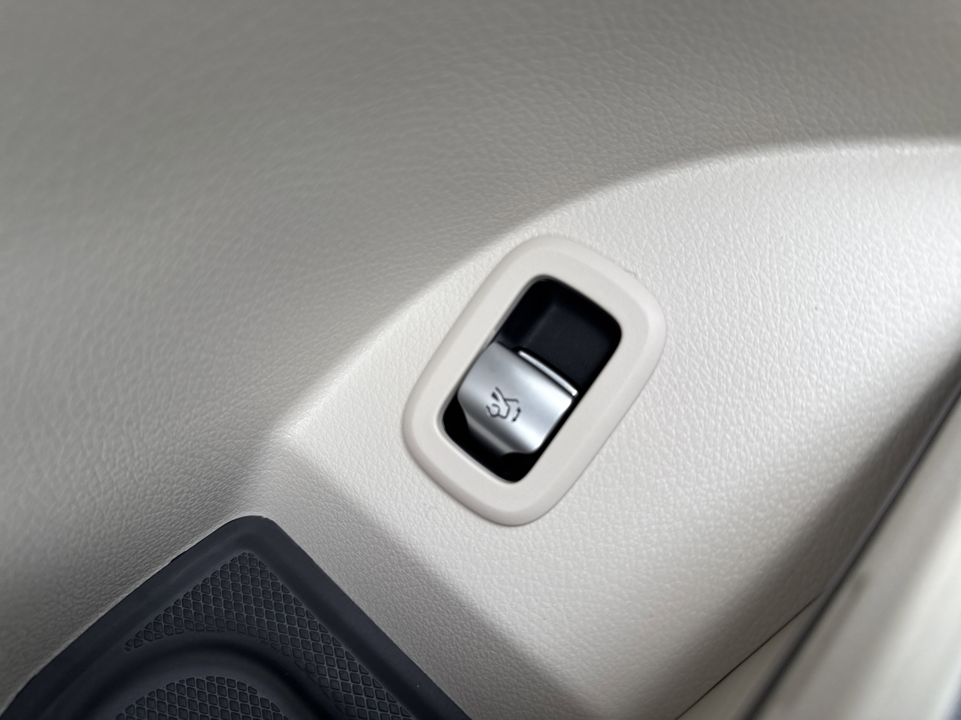 2026 Mercedes Benz GLC 300 photo 2