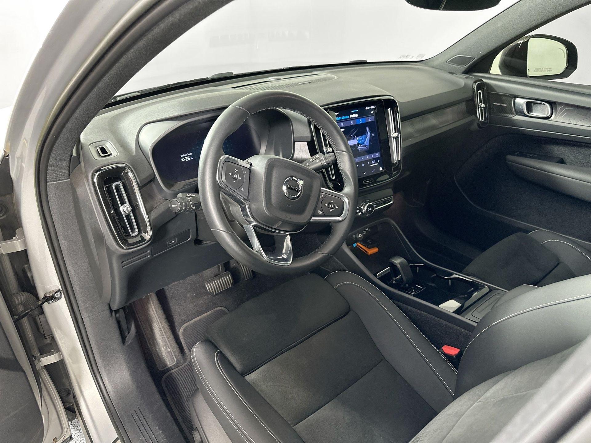 2023 Volvo XC40 Recharge Ultimate photo 9