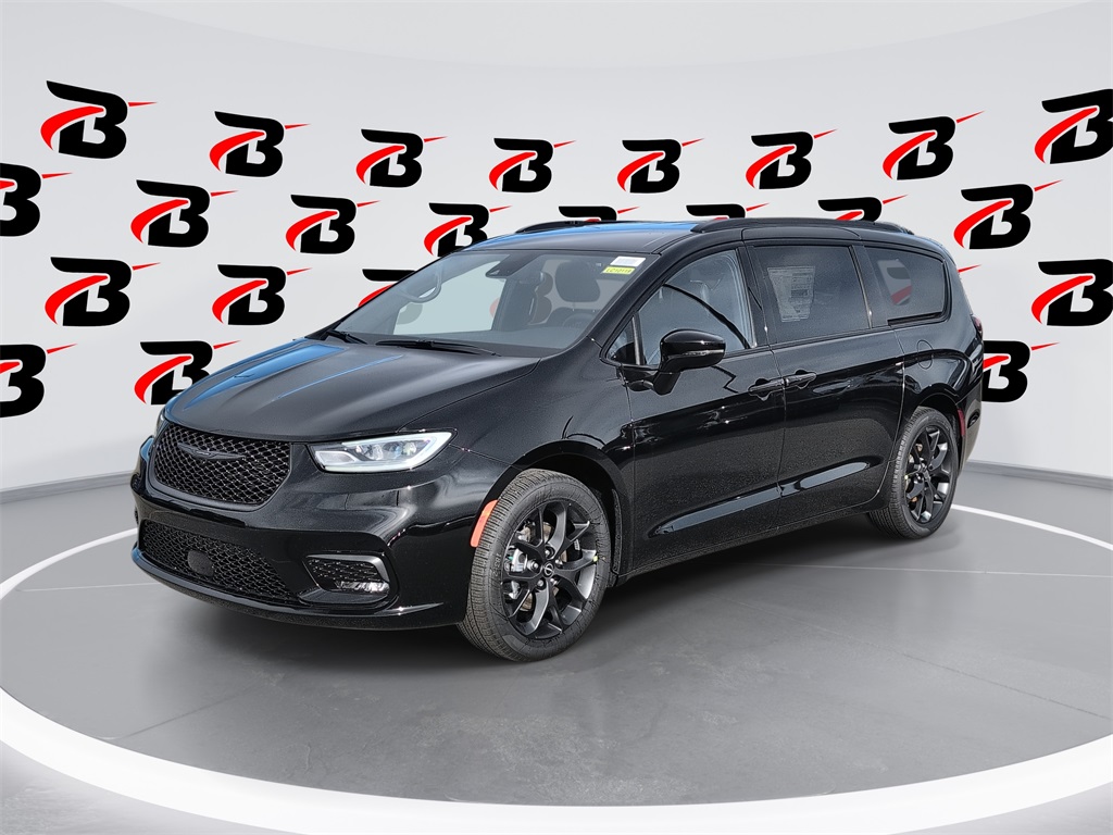 2026 Chrysler Pacifica Select's photo