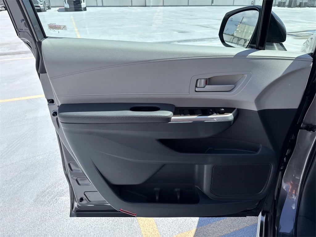 2024 Toyota Sienna LE photo 16