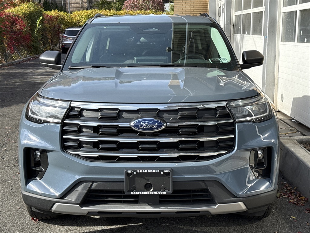 2025 Ford Explorer photo 2